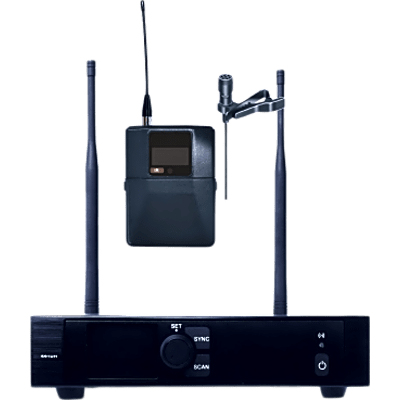 Sistema de Micrófono Inalámbrico / Receptor 1 Canal U-Band 540-690 MHz / Micrófono de Solapa Digital / Modulación PI/4-DQPSK / Pantalla TFT-LCD 2.2″ / Encripción de Audio / Autonomía >10 Horas